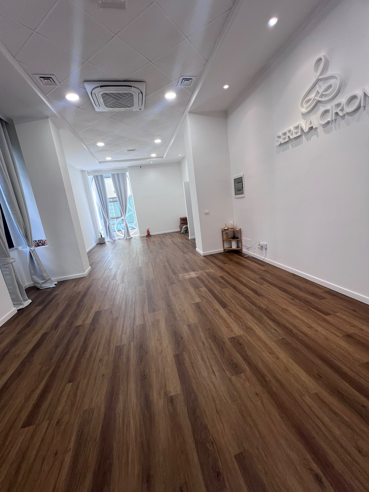 La sala principale di LOGOS Pescara con il logo di Serena Cirone sulla parete