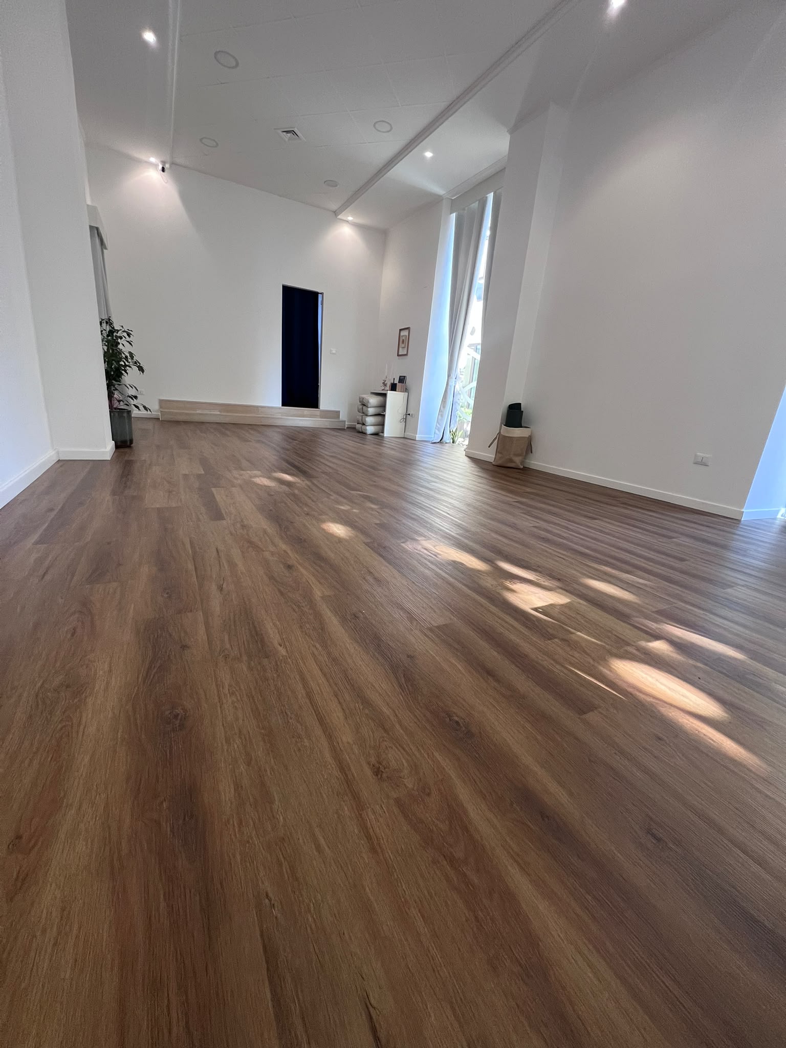 Il parquet della sala illuminato dalla luce naturale