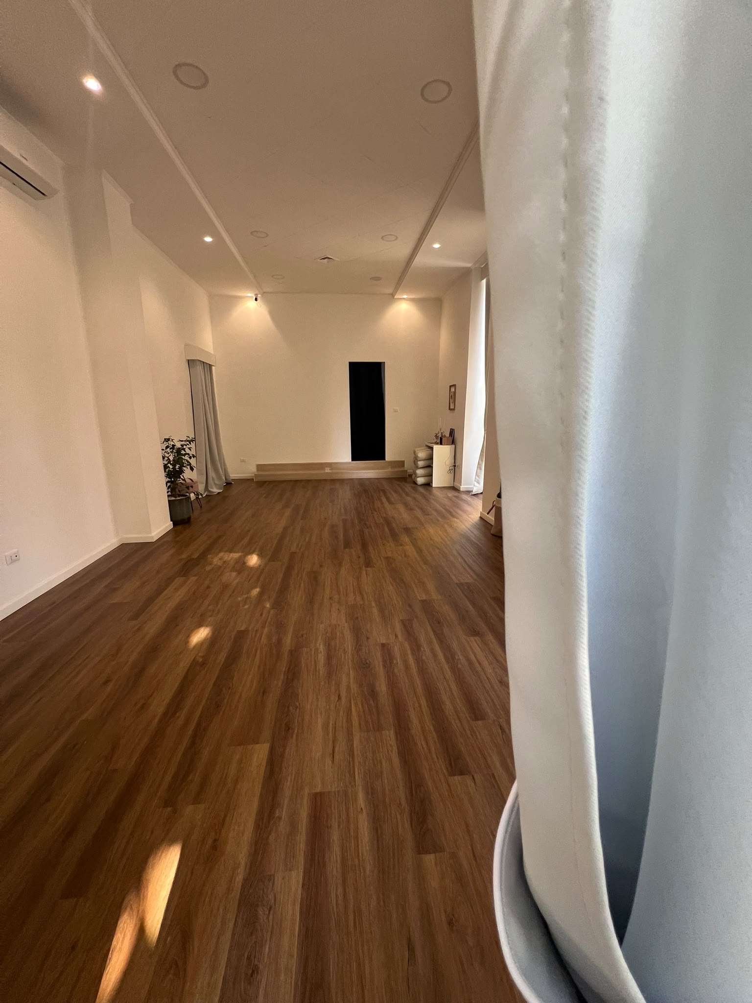 La sala vista dalle tende d'ingresso