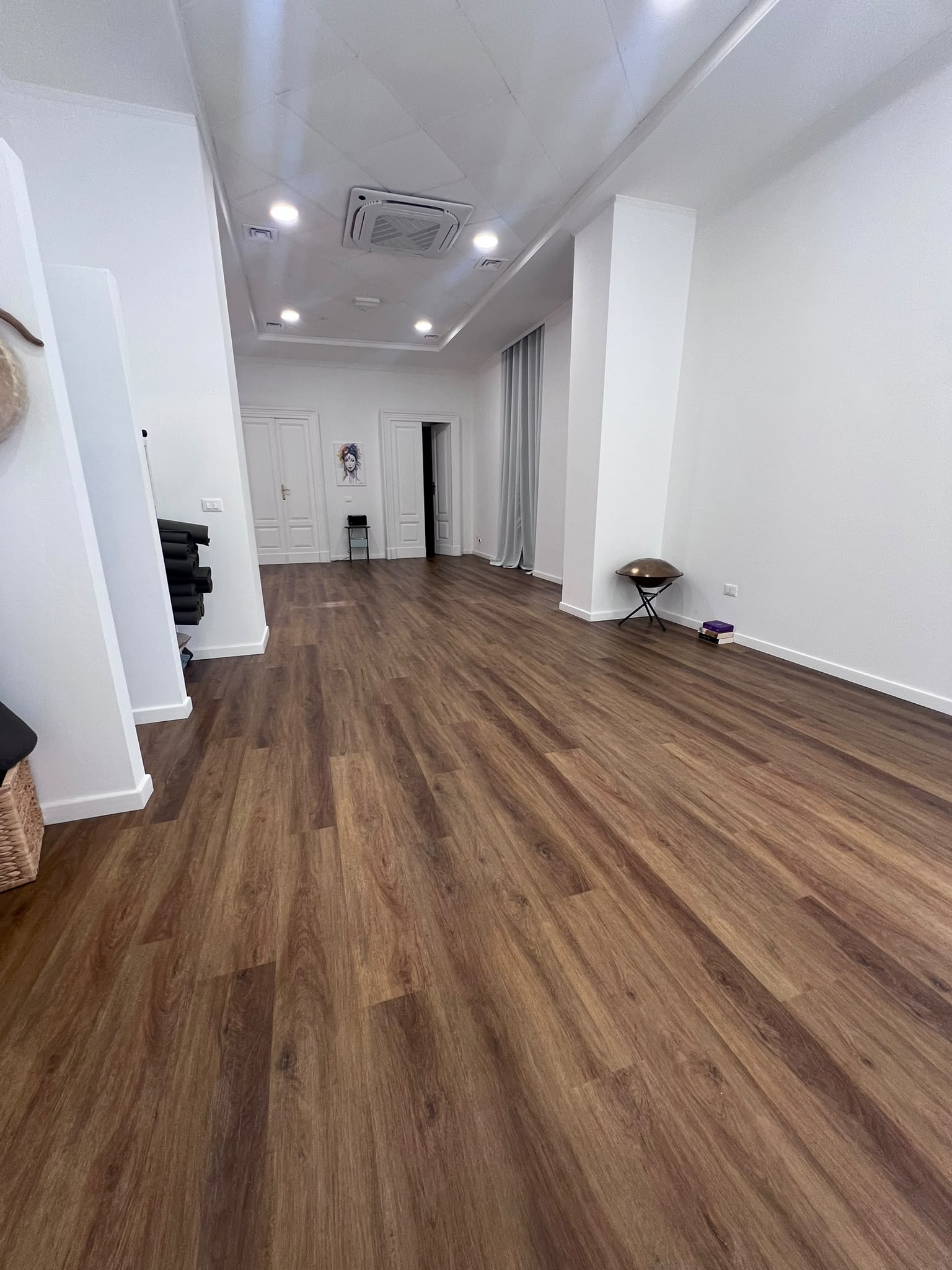 La sala principale verso le porte d'ingresso