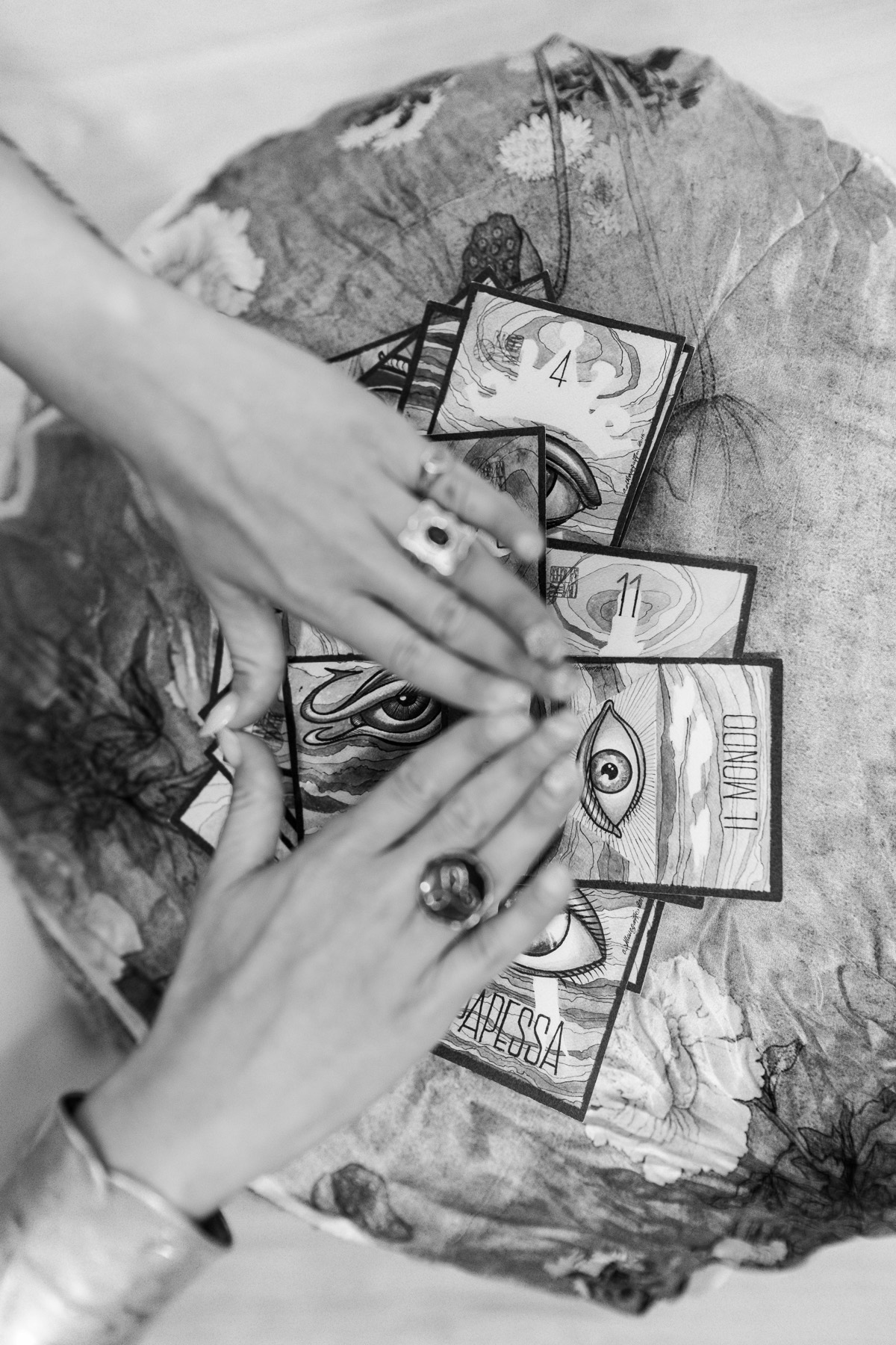Le mani di Serena sulle carte, in bianco e nero