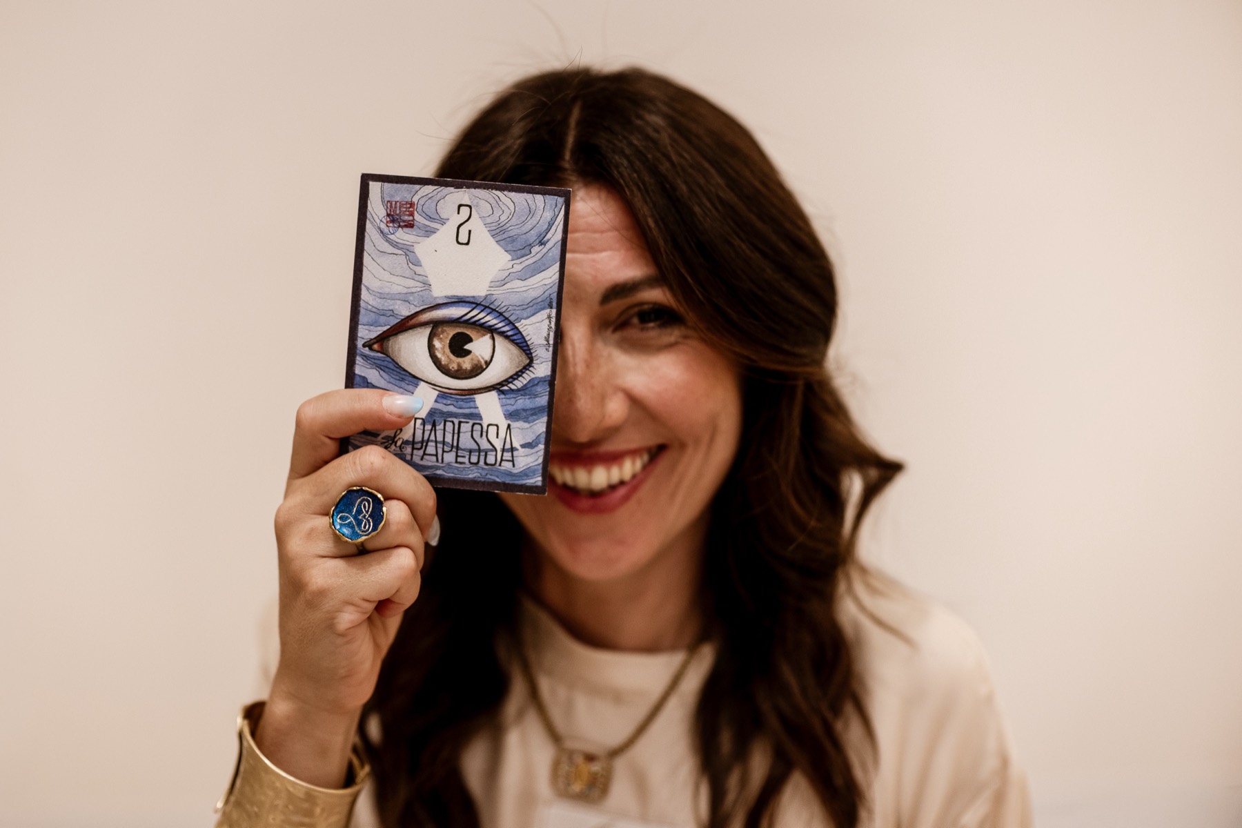 Serena Cirone sorridente con la carta della Papessa davanti all'occhio