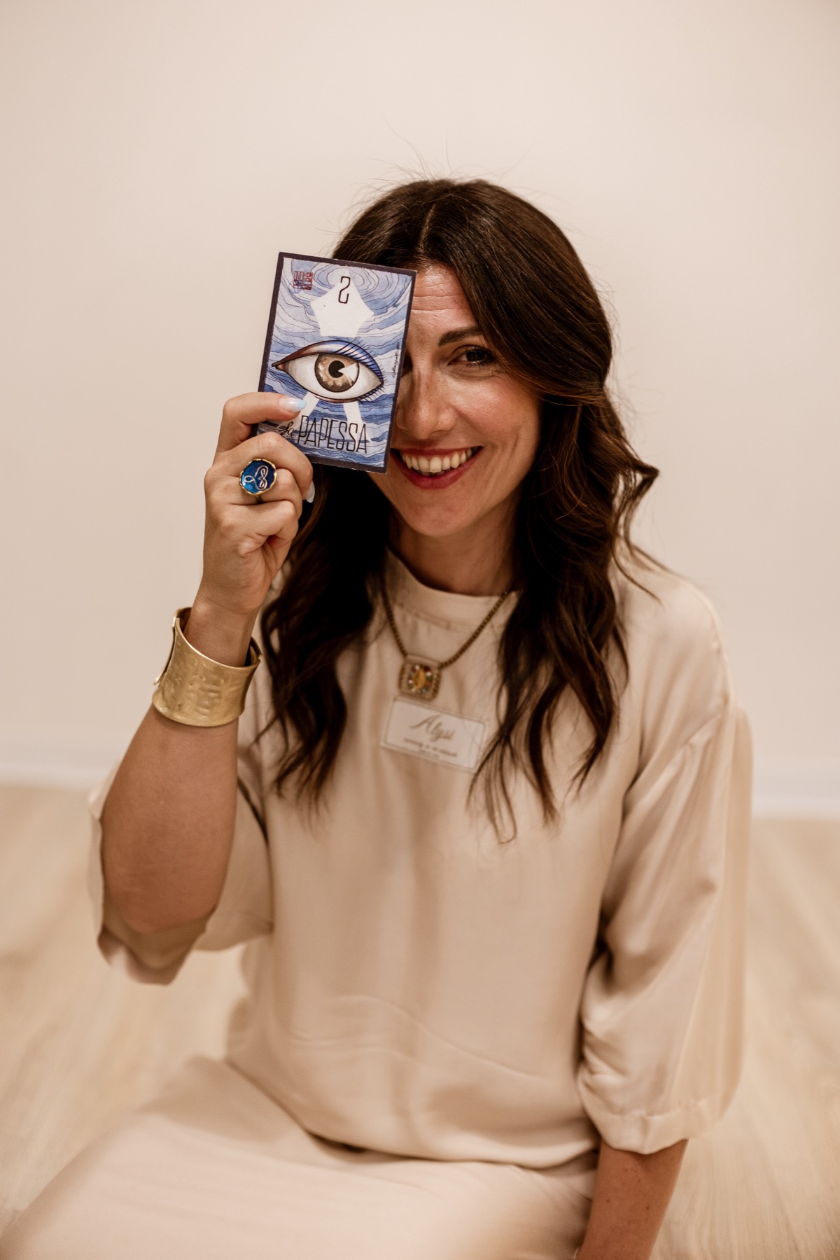 Ritratto di Serena Cirone sorridente con una carta davanti all'occhio